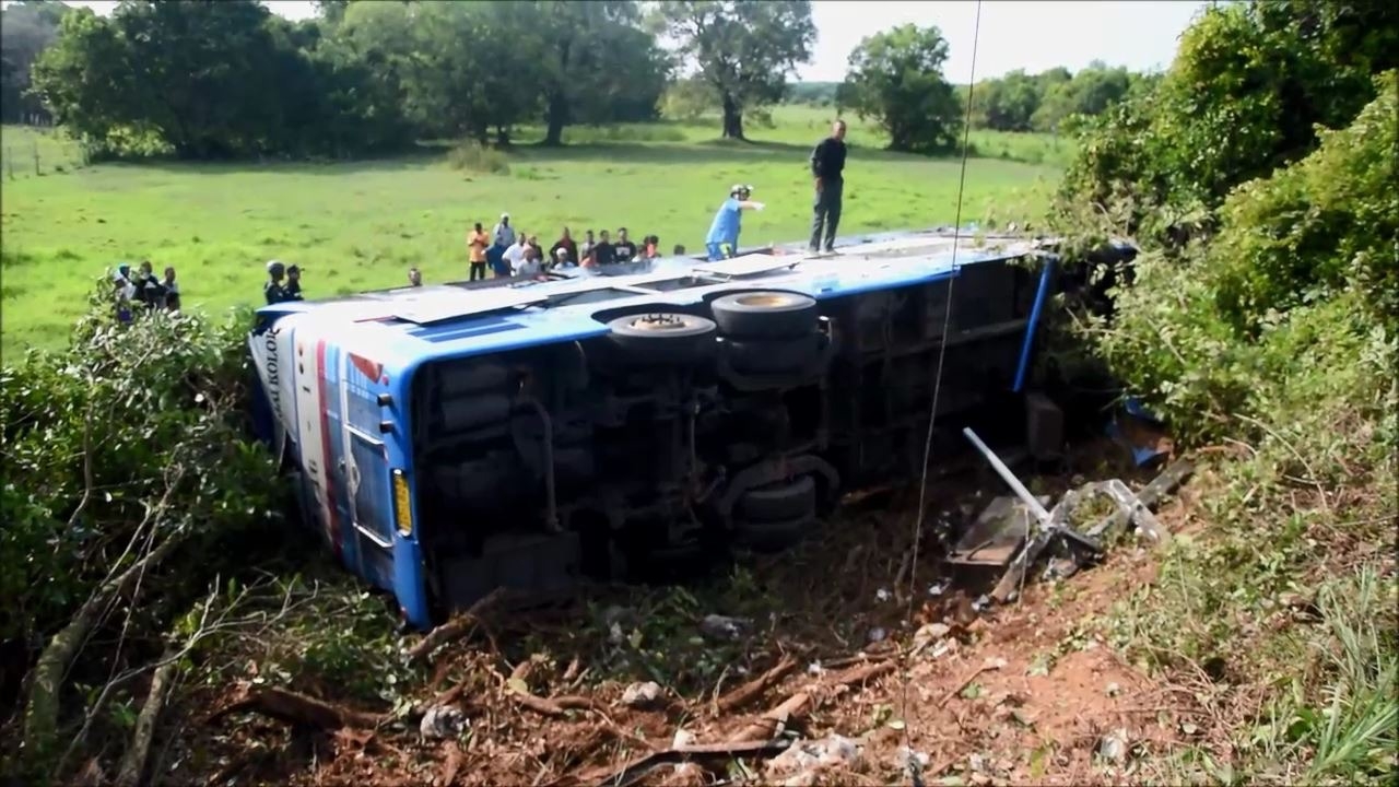 รถทัวร์ภูเก็ตเสียหลักลงข้างทางพลิกตะแคงที่สุไหงโก-ลก ผู้โดยสารเจ็บ 10