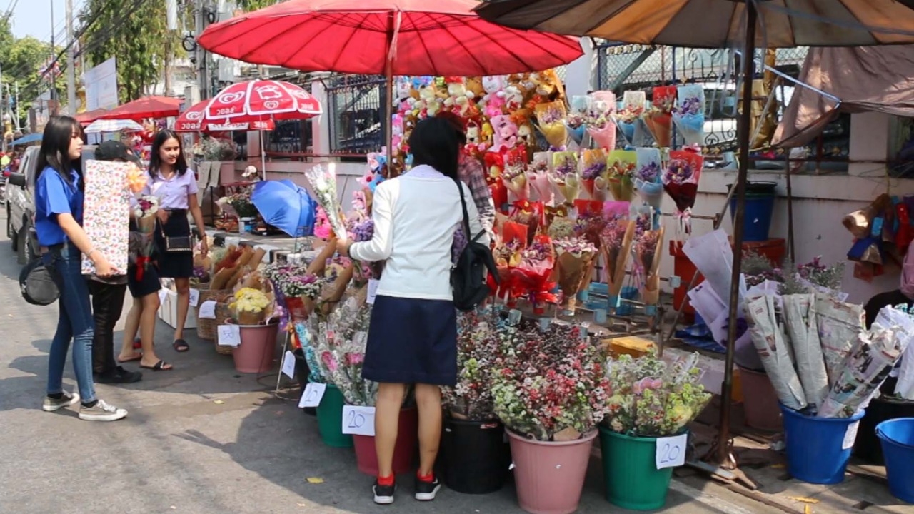 วาเลนไทน์ขอนแก่นคึกคัก แม่ค้าดีใจวัยรุ่นแห่ซื้อดอกกุหลาบ-ช็อกโกแลต