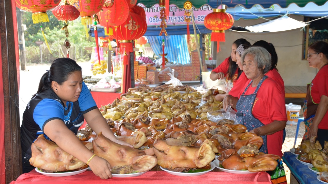 วันจ่ายเมืองตราด ตรุษจีน62 ยังคึกคัก ต้องเตรียมเป็ดไก่หัวหมูนับพันตัว 