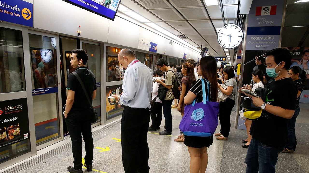 ให้ตั้งชื่อสถานีรถไฟฟ้าแบบสากล ตัวย่ออังกฤษ 2 ตัว+เลข 2 ตัว