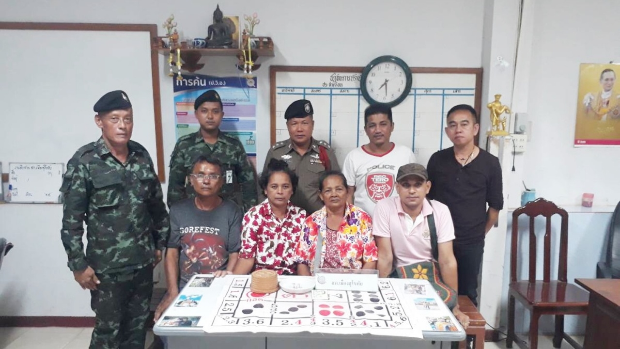 เซียนพนันไฮโล เผ่นหนีกระเจิง หลัง ตร.บุกจับได้ กลางเมืองสุโขทัย 
