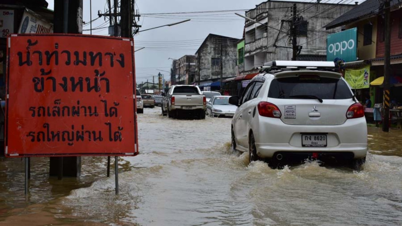 พัทลุงโดนฝนถล่มหนัก น้ำท่วมแล้วใน 4 อำเภอ เตือน ปชช.ขนของขึ้นที่สูง