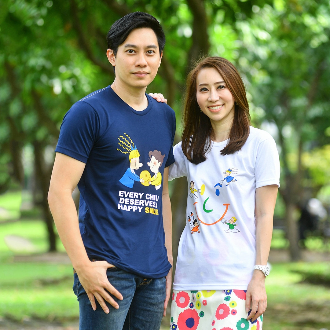 เสื้อยืดสีกรมท่าลาย Smile Sharing และเสื้อยืดสีขาวลาย Paint a Smile ราคาตัวละ 360 บาท