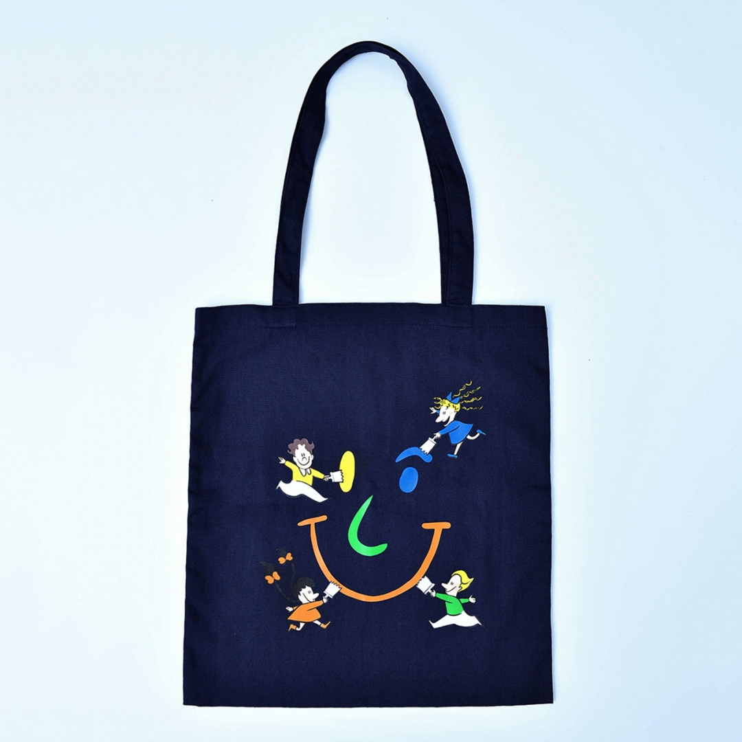 ถุงผ้าดิบสีธรรรมชาติลาย Smile Sharing และถุงผ้าสีกรมท่าลาย Paint a Smile ราคาใบละ 320 บาท