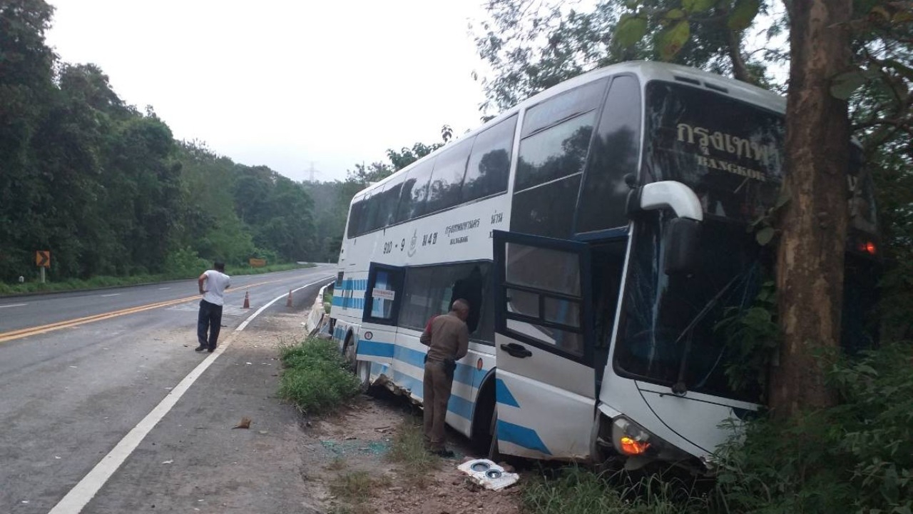 รถทัวร์ กทม.-น่าน เสียหลักลงข้างทางที่เวียงสา ทำคนหวิดดับหมู่