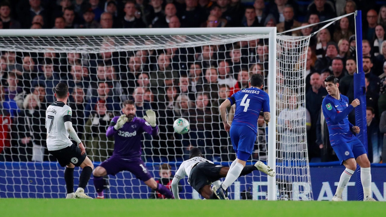 'เชลซี' เฉือนดาร์บีระทึก 3-2 ลิ่ว 8 ทีม คาราบาวคัพ