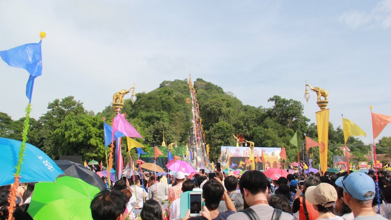 พระสงฆ์ 500 รูปเดินลงเขา รับบิณฑบาต ในประเพณีตักบาตรเทโว ที่อุทัยธานี