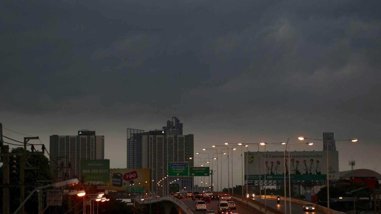 คนกรุงอ่วมแน่! กรมอุตุฯ เตือนวันนี้กทม.-ปริมณฑล ฝนถล่มหนักร้อยละ 60 