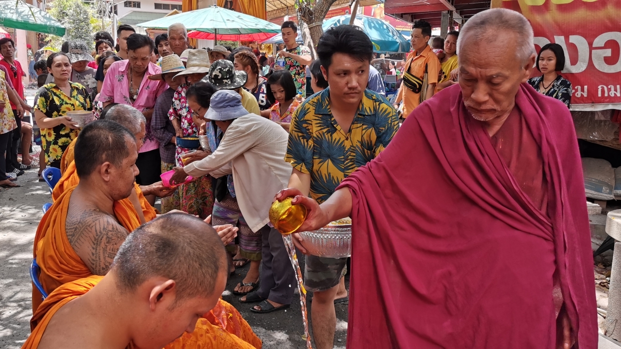 สาธุชนแห่ทำบุญ-ร่วมสรงน้ำพระ ที่วัดสว่างอารมณ์ ในวันสงกรานต์