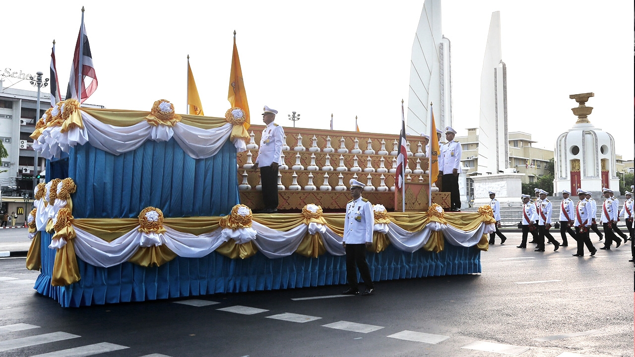 ริ้วขบวนเชิญ "คนโทน้ำอภิเษก" จากวัดสุทัศน์ ไปวัดพระแก้ว