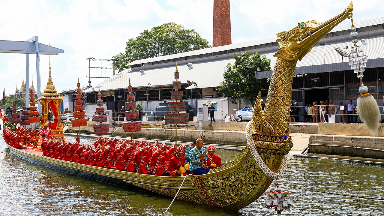 เรือพระที่นั่งสุพรรณหงส์ สุดงดงาม วิจิตร ในการพระราชพิธีบรมราชาภิเษก