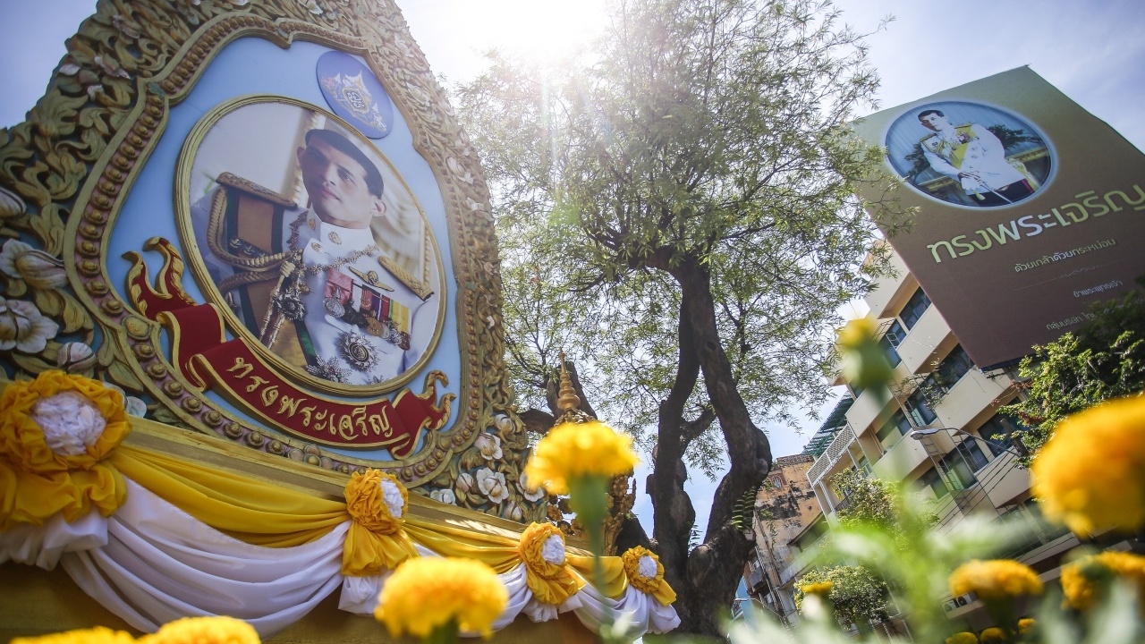 ประดับดอกไม้ตลอดเส้นทาง ถนนราชดำเนิน เตรียมพร้อมพระราชพิธีบรมราชาภิเษก