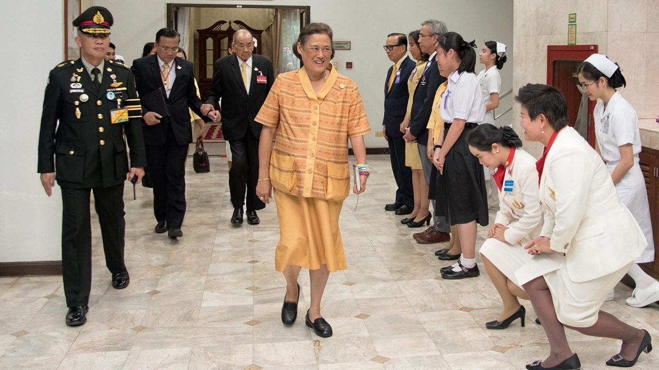 สมเด็จพระเทพรัตนราชสุดาฯ สยามบรมราชกุมารี เสด็จพระราชดำเนินไปทรงเป็นประธาน การประชุมสภา สถาบันการพยาบาลศรีสวรินทิรา ในการนี้ แผน วรรณเมธี เฝ้ารับเสด็จ ณ โรงพยาบาลจุฬาลงกรณ์ สภากาชาดไทย เมื่อวันก่อน.