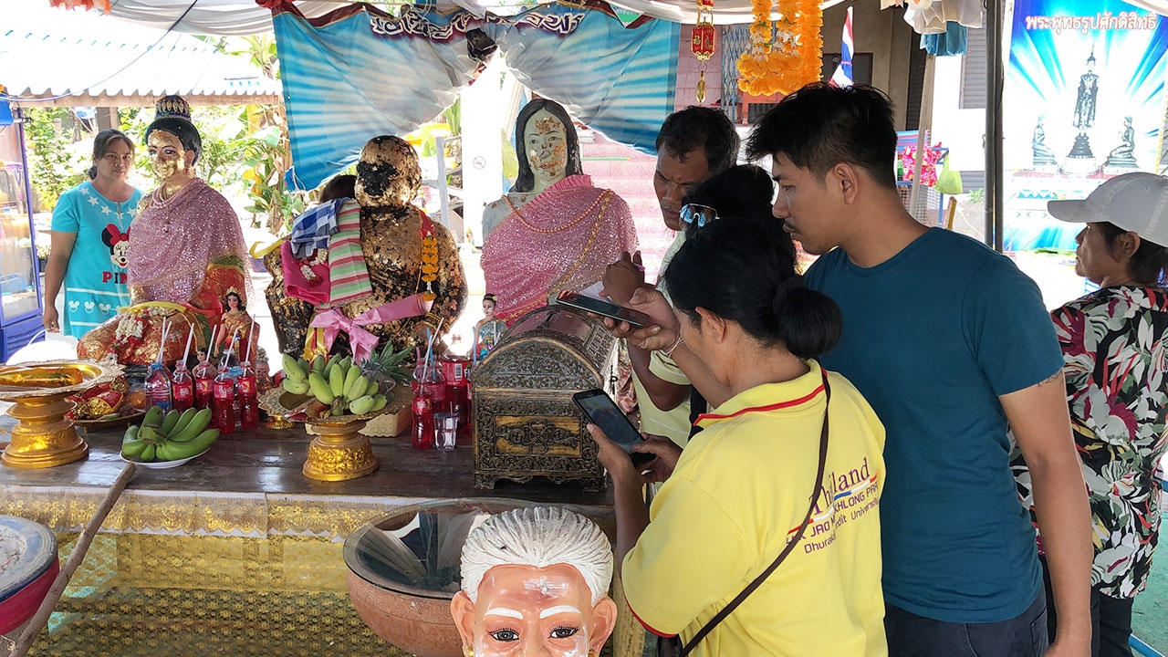 คอหวยแห่ส่องอ่างน้ำมนต์ "พ่อขุนช้างมหาเศรษฐี" คนดวงดีกระซิบบอกเลขเด็ด