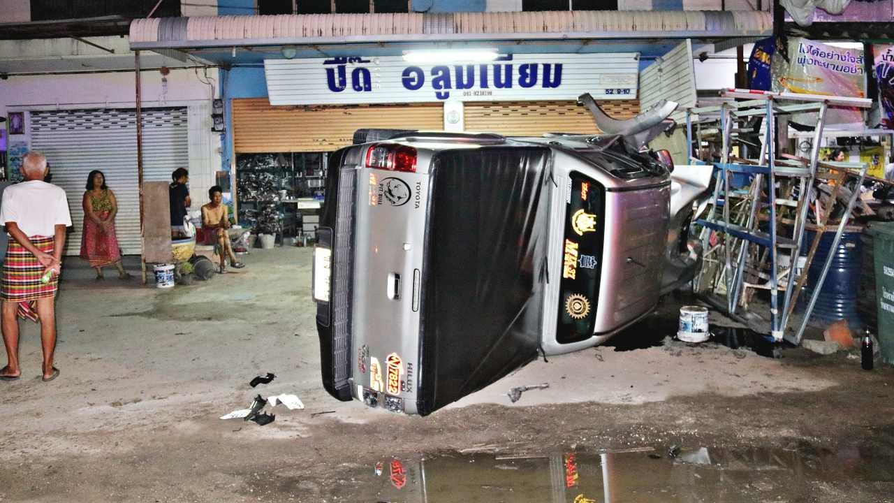 ทหารเรือขับรถชนกันเอง พันจ่าเอกเสยท้ายพันจ่าตรี จ่าเอกนั่งข้างดับ  