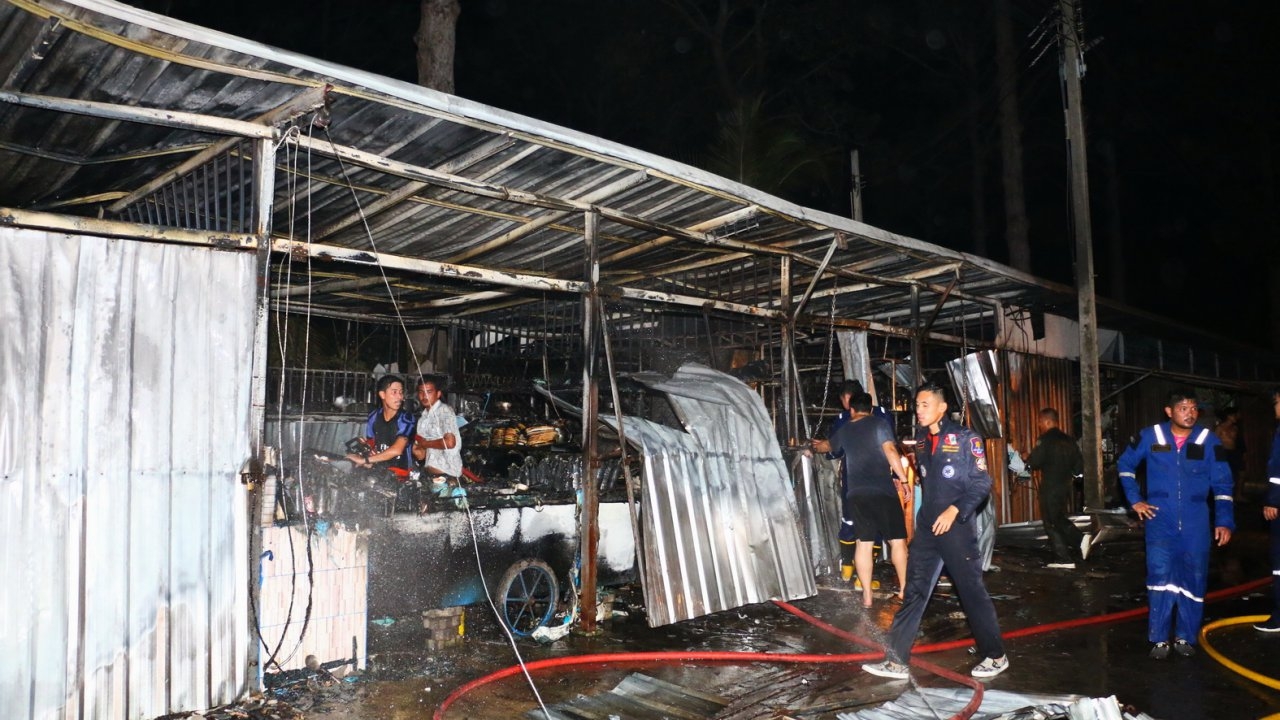 ไฟไหม้แผงขายซีฟู้ด ริมหาดบางเสร่วอด 10 ห้อง แบบยังไม่รู้สาเหตุ 