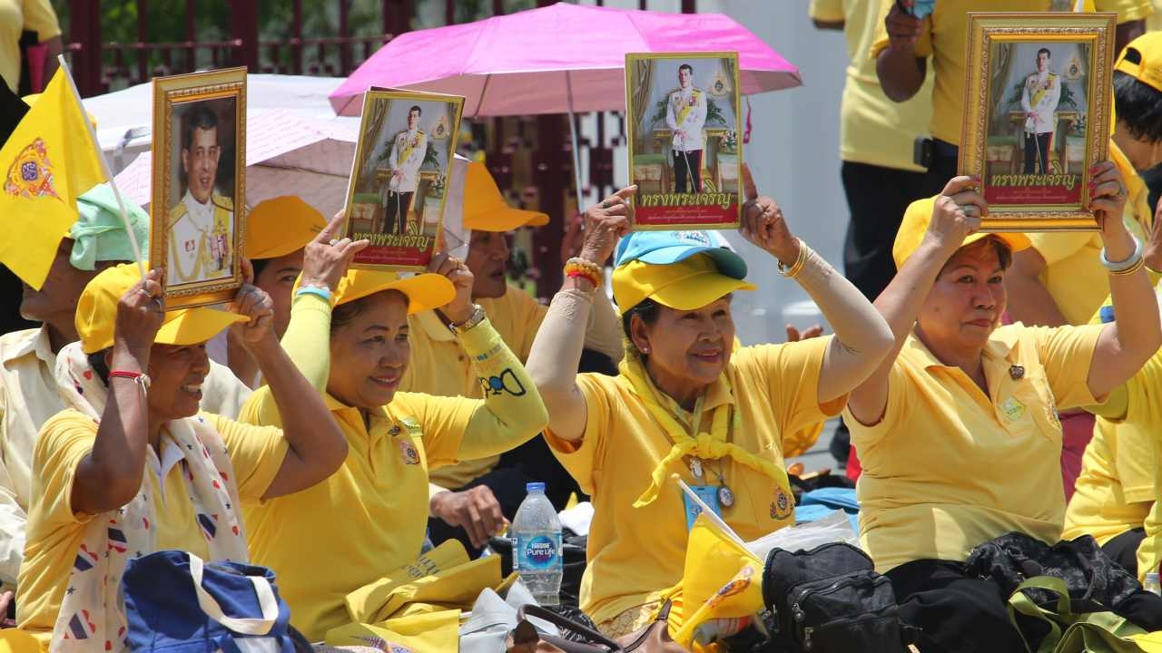 พสกนิกรหลั่งไหลเฝ้าชมพระบารมี รัชกาลที่ 10 เสด็จฯ เลียบพระนคร 