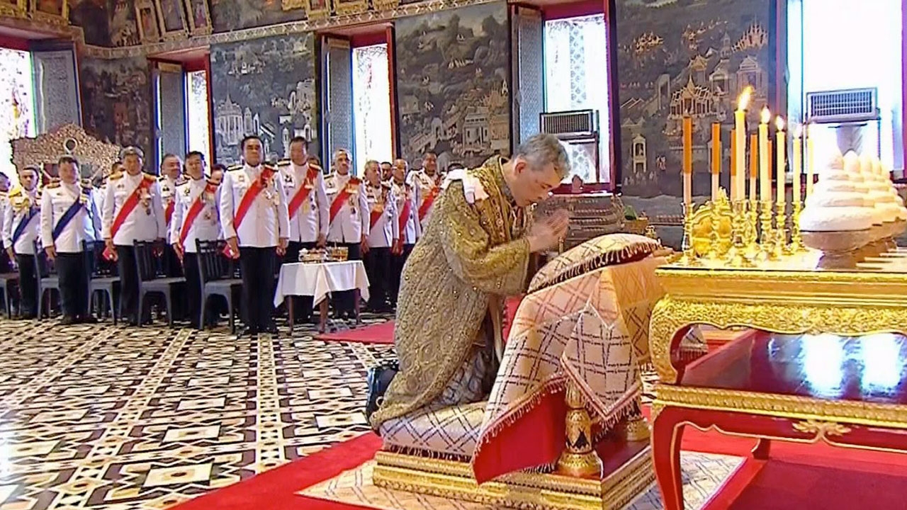 พระบาทสมเด็จพระปรเมนทรรามาธิบดีศรีสินทรมหาวชิราลงกรณ พระวชิรเกล้าเจ้าอยู่หัว เสด็จฯ ในพระราชพิธีบรมราชาภิเษก ทรงประกาศพระองค์เป็นพุทธศาสนูปถัมภก ณ วัดพระศรีรัตนศาสดาราม เมื่อวันที่ 4 พฤษภาคม.