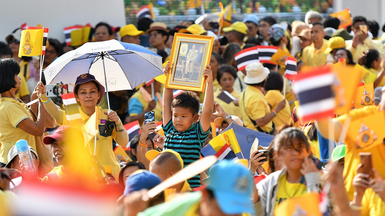รวมใจเป็นหนึ่ง พสกนิกรเนืองแน่นรอถวายพระพร “ทรงพระเจริญ” ในหลวง