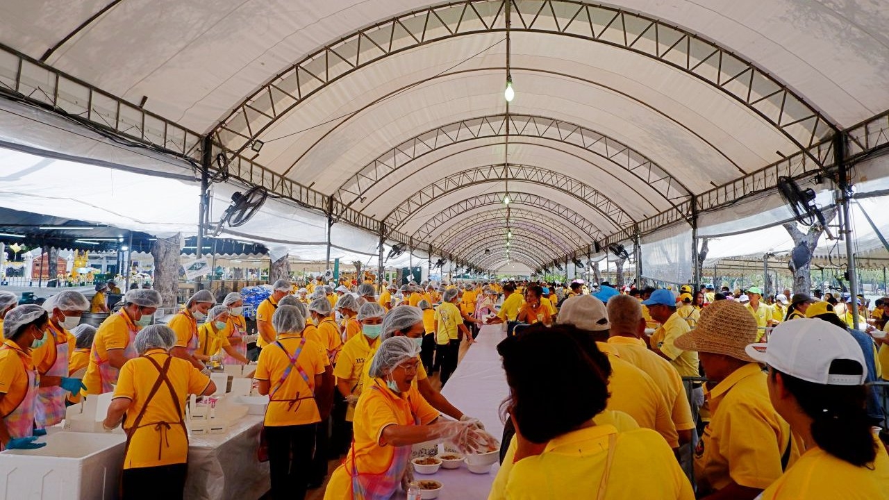 ครัวพระราชทานคนแน่น ก่อนเฝ้าฯรับเสด็จ ในหลวง ร.10 เสด็จออกสีหบัญชร