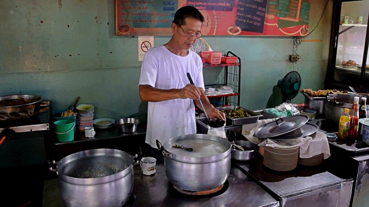 พระเมตตา ร.10 พลิกชีวิตร้านข้าวต้มเมืองนราฯ ยืนหยัดสู้ต่อที่ชายแดนใต้