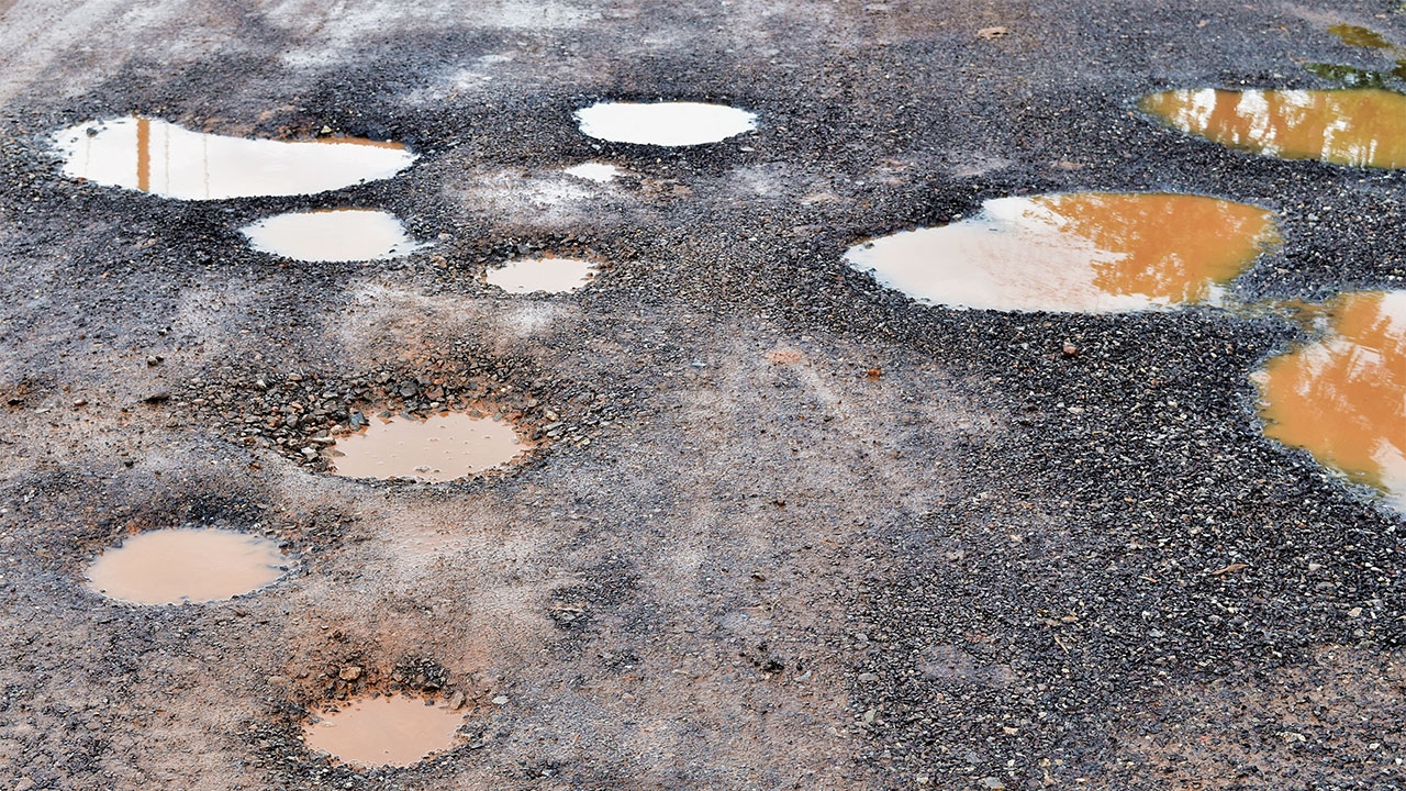 รถบรรทุกดินลูกรังวิ่งตลอด ทำถนนเป็นหลุมเป็นบ่อ วอน อบต.คลองอุดมชลจร จัดการ