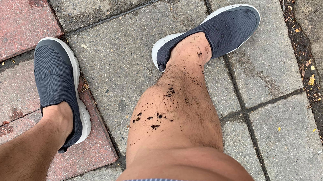 คน กทม.ไม่ถูกใจสิ่งนี้ “อ.ศุภเดช” โพสต์ภาพน้ำสกปรกจากฟุตปาทกระเด็นใส่ขา