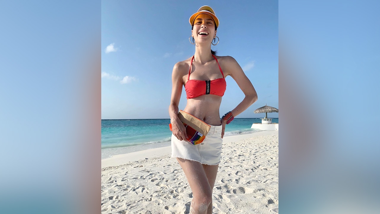 นานๆ แซ่บที ชมภาพ รถเมล์ คะนึงนิจ ใส่บิกินีแดงเซ็กซี่สะกดสายตา