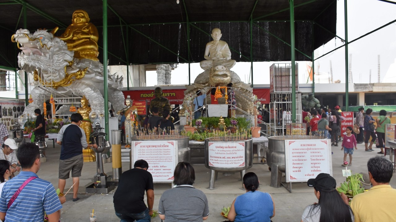 แห่ขอพร "หลวงปู่หลิวนั่งพญาเต่าเรือน" คอหวยส่องขันน้ำมนต์มีเลขเด็ดขึ้น