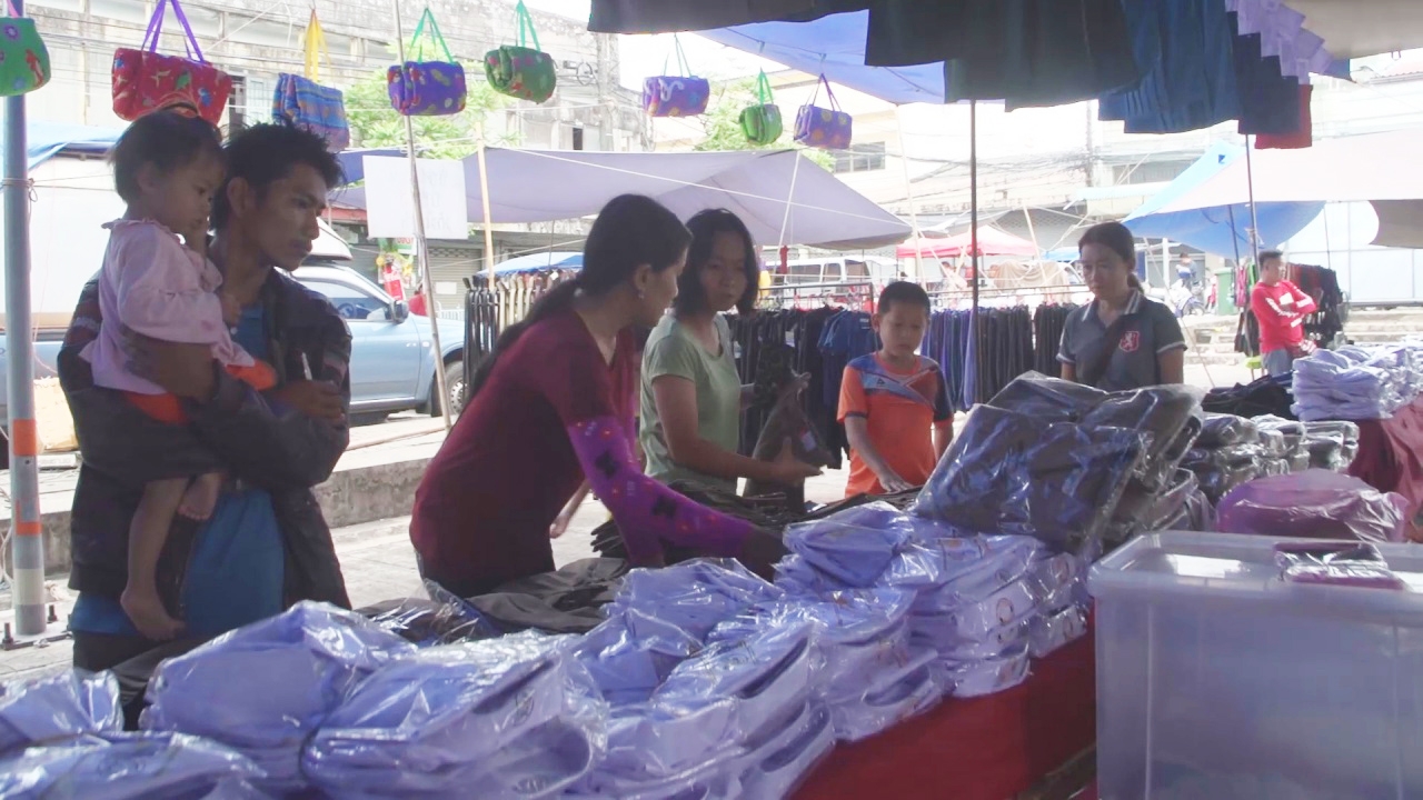 มุกดาหาร ร้านขายชุดนักเรียน คึกคัก รับเปิดเทอม ปชช.แห่พาบุตรหลานมาซื้อ