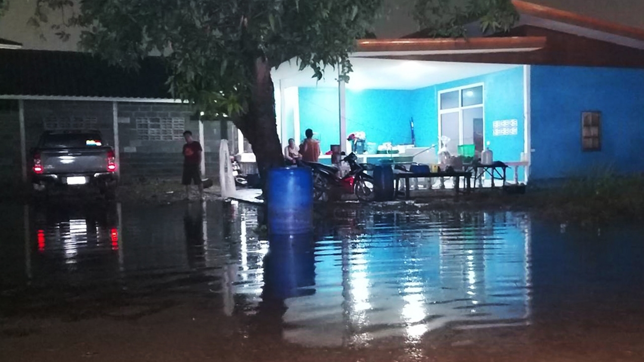 ปราจีนฯ ฝนตกไม่ถึง ชม. น้ำจากโรงงานไหลบ่า ท่วมบ้าน ปชช.