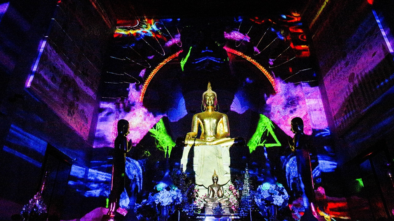 วัดสุทธิฯ นำบทสวดพาหุงฯ จัดนิทรรศการศิลปะดิจิทัล "โพธิเธียเตอร์" บนผนังโบสถ์