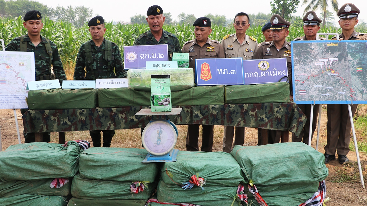 ผบ.กกล.ผาเมือง แถลงดับแก๊งค้ายา 4 ศพ ขนเค 340 กก. เหิมยิงสู้ จนท.