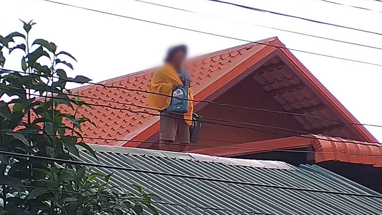 หนุ่มใหญ่คลั่ง ปีนหลังคา ราดน้ำมันจุดไฟเผาตัวเอง จนท.ดับทัน เจ็บสาหัส