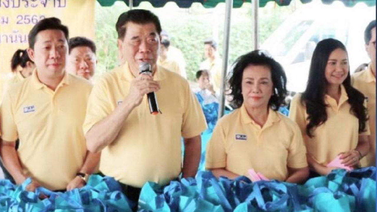 ประธาน ECOT จูงมือพ่อและครอบครัว แบ่งปันน้ำใจแจกทานช่วยชาวบ้าน