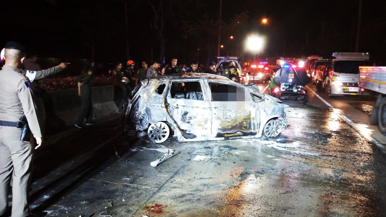 เก๋งซิ่งลื่นหลุดโค้ง ชนต้นไม้ไฟลุกท่วม ย่างสด ดับสลด 3 ราย