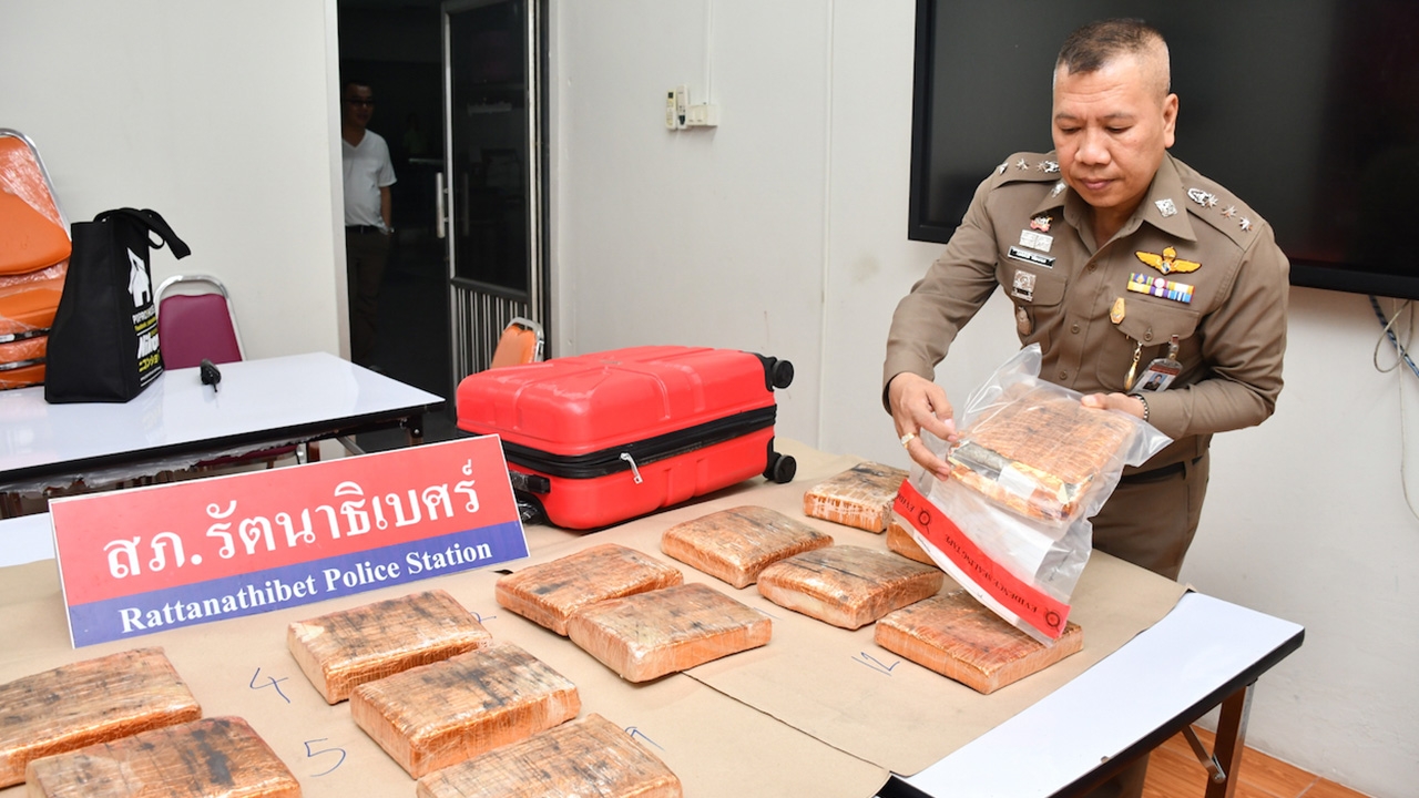 ผู้โดยสารลืมกระเป๋าท้ายรถแท็กซี่ โซเฟอร์นำส่ง ตร.พบกัญชาอัดแท่ง 14 กก.