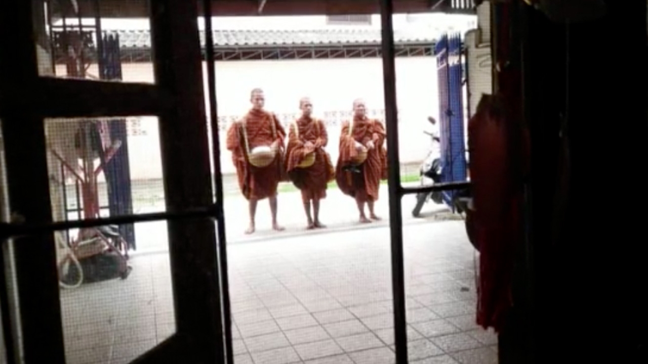 ผวาพระสงฆ์ บิณฑบาตผิดเวลา ยืนกดดันหน้าบ้าน ไม่รับอาหาร ขอปัจจัยนะโยม