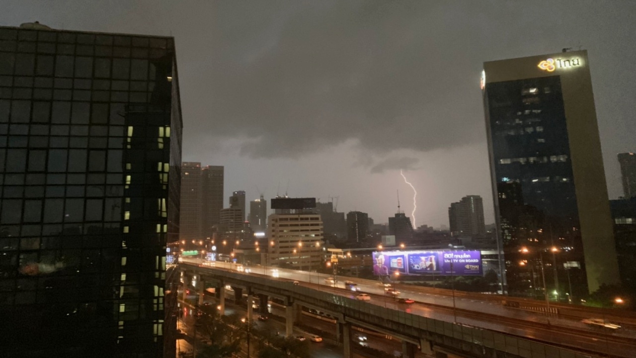 ฝนตก กทม. รับช่วงเลิกงาน การจราจรติดขัดหลายเส้น น้ำท่วมขังบางพื้นที่