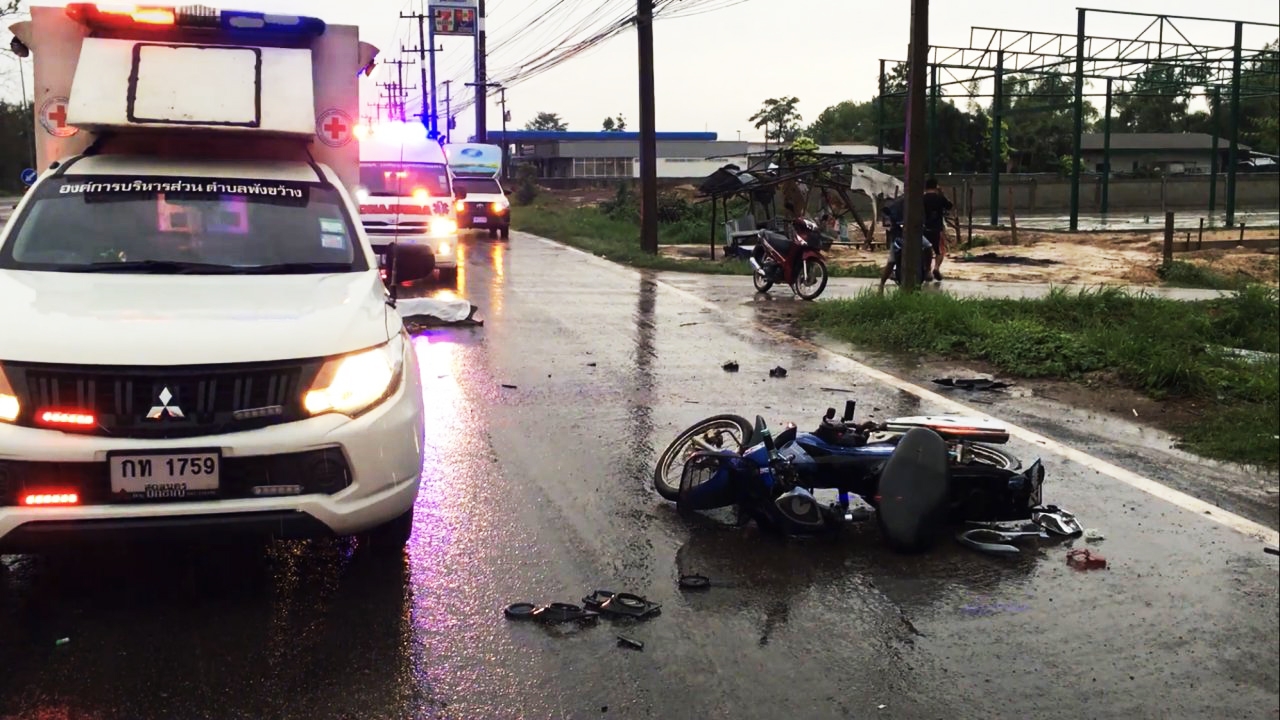 หนุ่มโรงน้ำแข็งสกลนคร บึ่งจยย.ฝ่าฝนไปทำงาน เจอกระบะชนดับคาที่ก่อนหนีไป