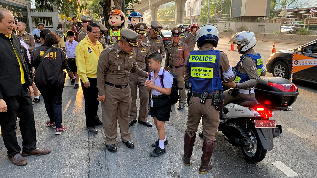 ส่งน้องถึงโรงเรียน