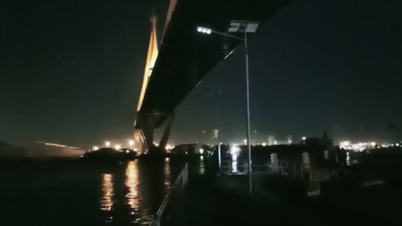 หนุ่มปริศนา แอบขึ้นสะพานภูมิพล 2 ดิ่งเจ้าพระยาจมหาย ยังหาตัวไม่เจอ