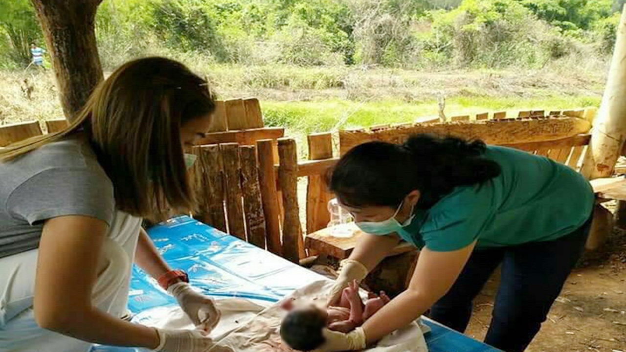 พบทารกแรกเกิด เพศชาย ถูกทิ้งไว้ในกระท่อมกลางสวนยาง ท้ายหมู่บ้าน จ.เลย 