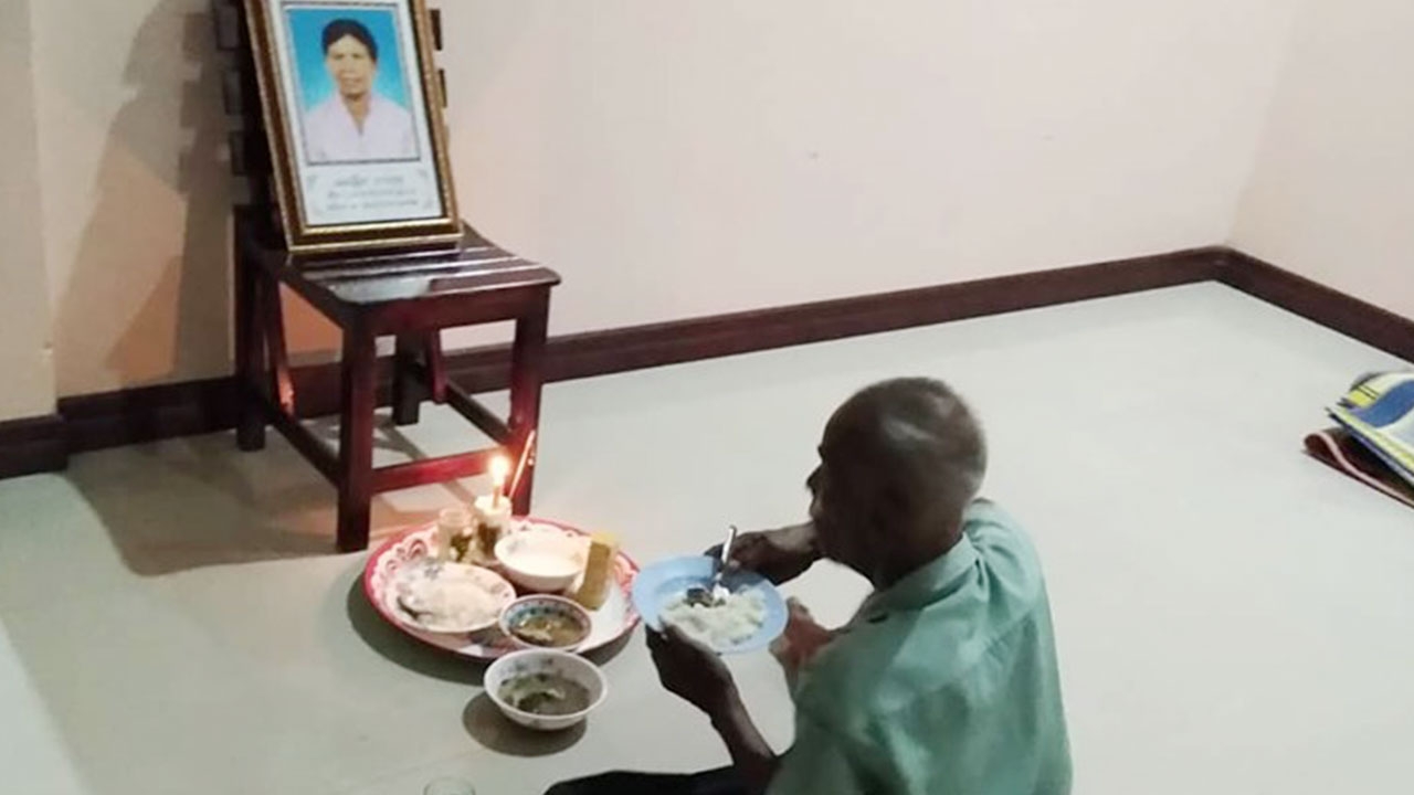ภาพรักแท้ ตากินข้าวหน้ารูปยาย คู่ชีวิตกว่า 60 ปี เพิ่งเสียได้ 7 วัน