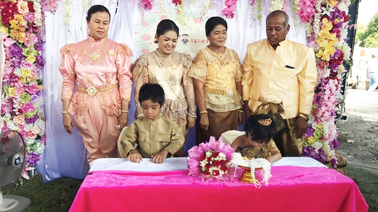 จัดงานแต่งแฝดชายหญิง วัย 5 ขวบ หวังแก้เคล็ดตามความเชื่อ หลังป่วยบ่อย
