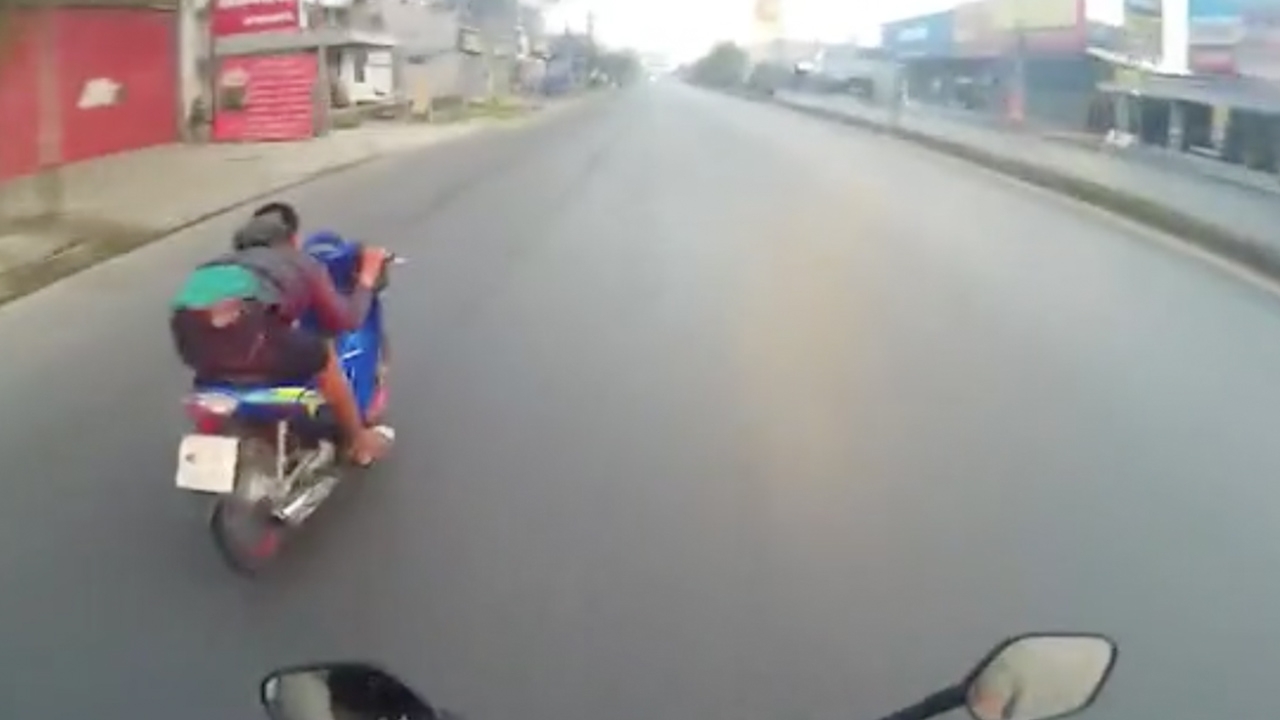 เปิดคลิป "เด็กแว้น" ซิ่งหนีทั้งอำเภอ เจอตำรวจล่าไม่ถอย ถูกจับหงอยคอตก 