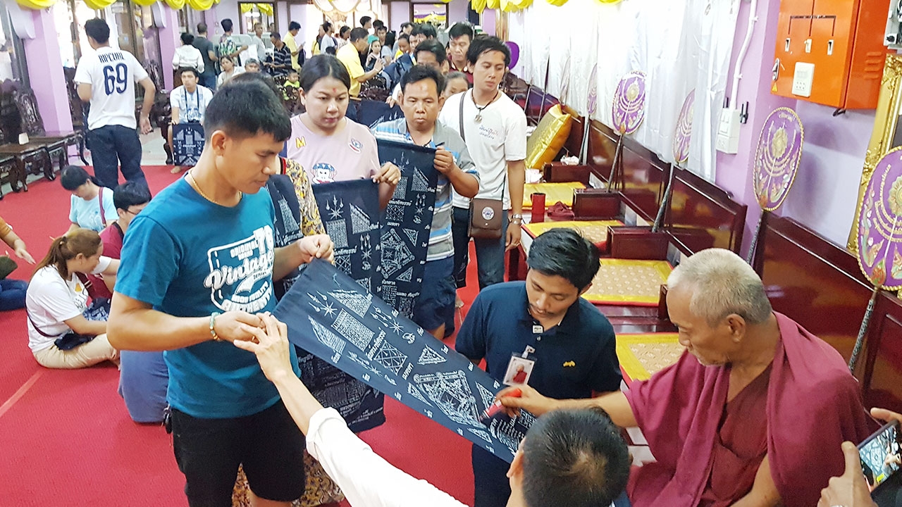 คนแห่แย่ง "ผ้ายันต์กันภัย 108 ประการ" อาจารย์แป๊ะ แจกฟรีจนกว่าจะหมด