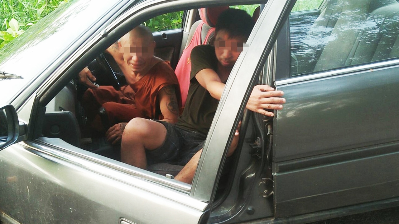 ผิดศีลข้อ 5 แต่ขอตามใจตัวเอง พบพระมากับโยม เมาเละ ขับเก๋งส่ายไปส่ายมา