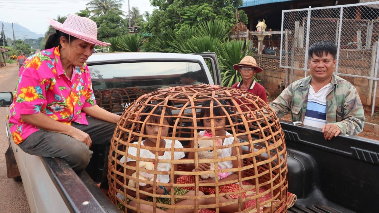 ตาก แล้งสุดรอบ50ปี แห่นางแมวขอฝน ใช้ตุ๊กตา ให้เด็กชื่อ"นางกับแมว"อุ้ม