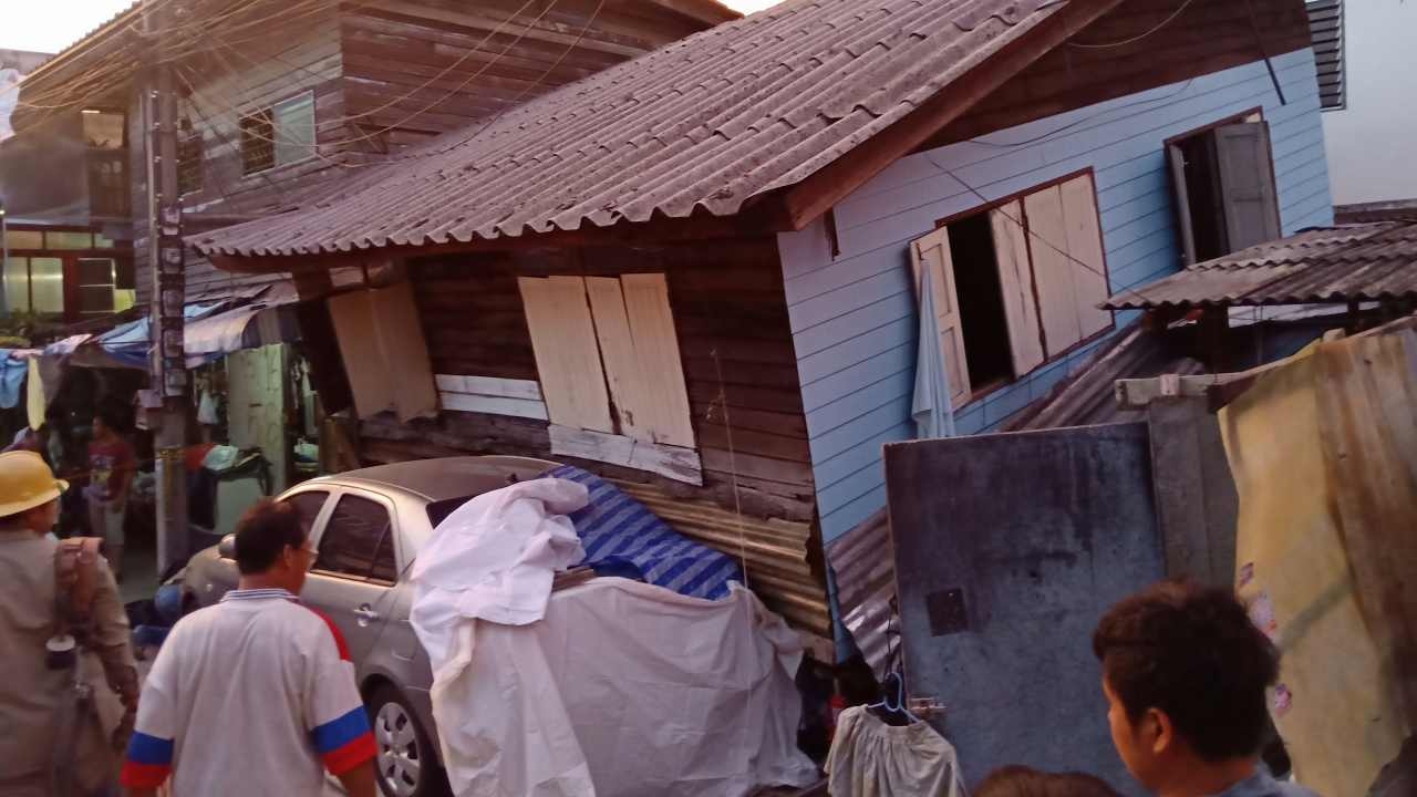 บ้านทรุด ทับลุง 62 คอหักติดท้ายรถ พบระดมญาติมาซ่อมกันเอง  